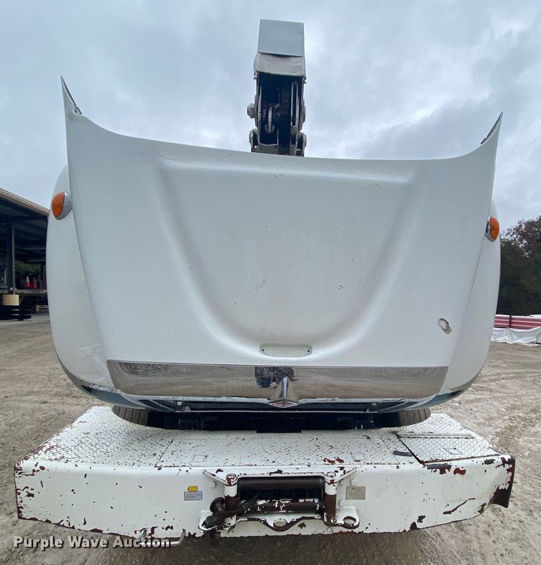 image for item HA9668 2004 International 7400  bucket truck