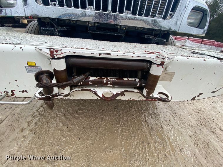 image for item HA9668 2004 International 7400  bucket truck