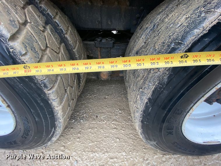 image for item HA9668 2004 International 7400  bucket truck