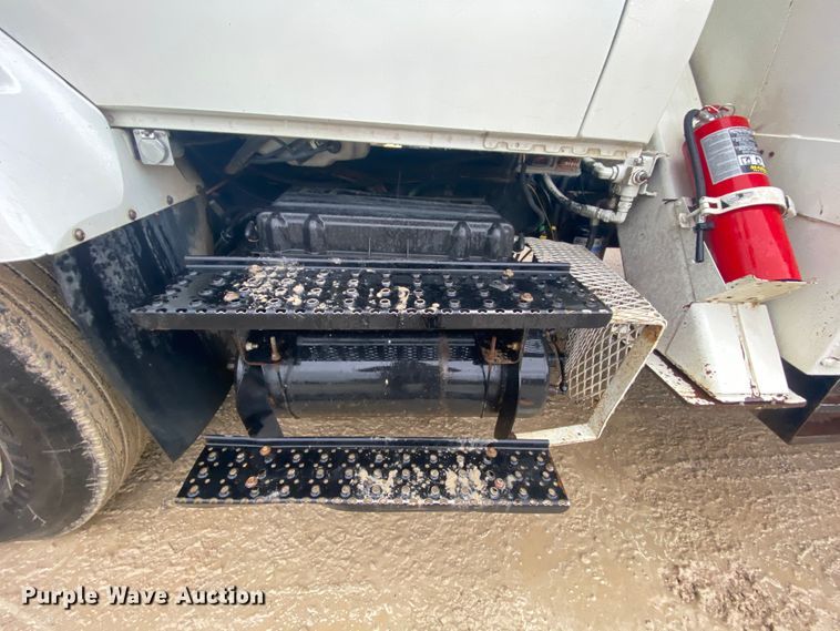 image for item HA9668 2004 International 7400  bucket truck