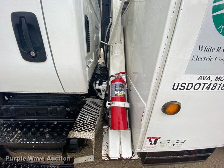 image for item HA9668 2004 International 7400  bucket truck