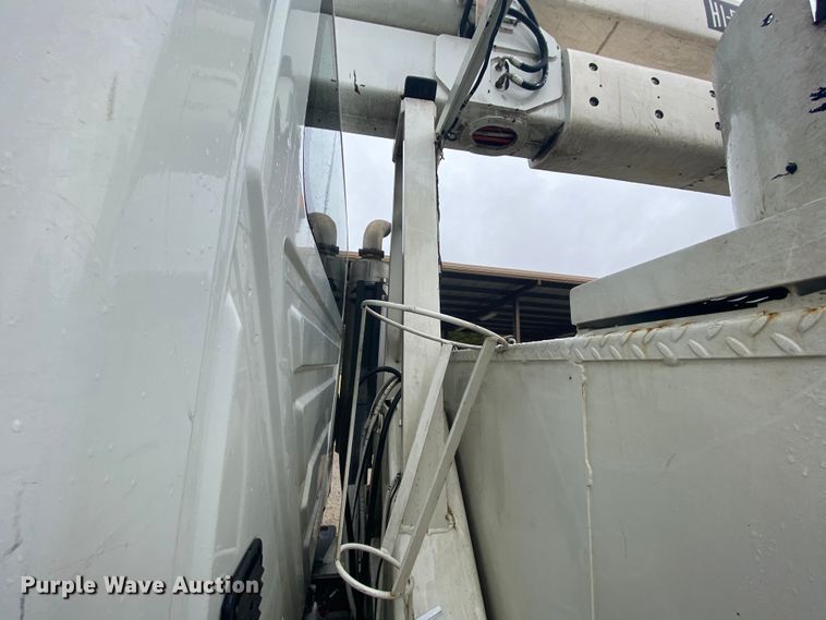 image for item HA9668 2004 International 7400  bucket truck