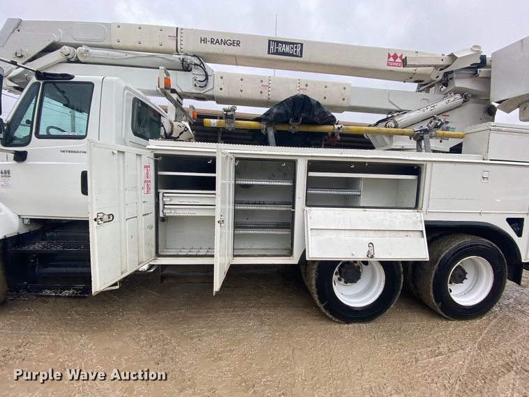 image for item HA9668 2004 International 7400  bucket truck