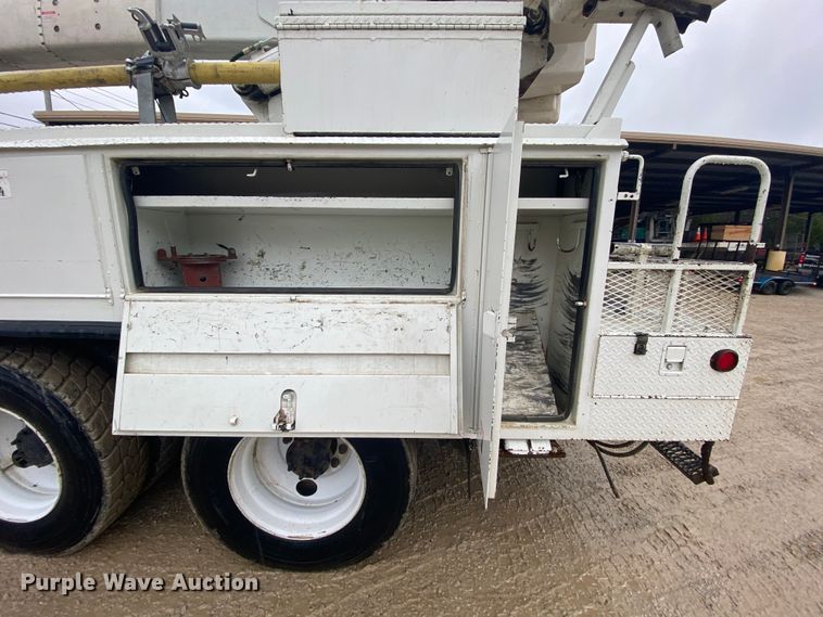 image for item HA9668 2004 International 7400  bucket truck