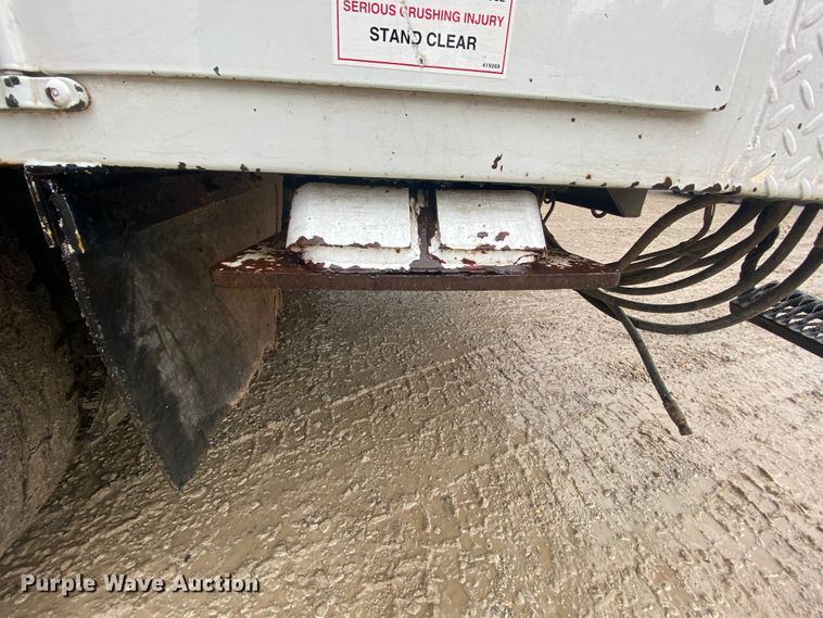 image for item HA9668 2004 International 7400  bucket truck