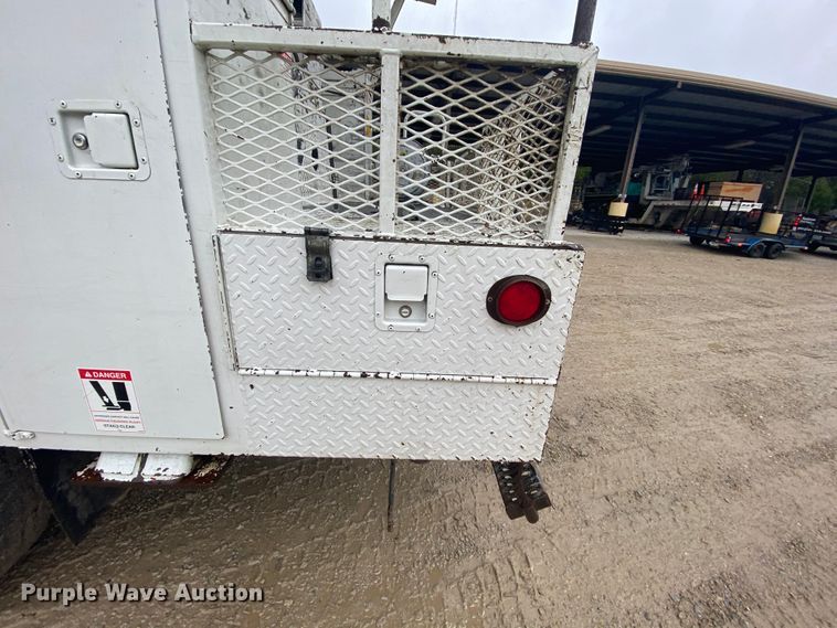 image for item HA9668 2004 International 7400  bucket truck