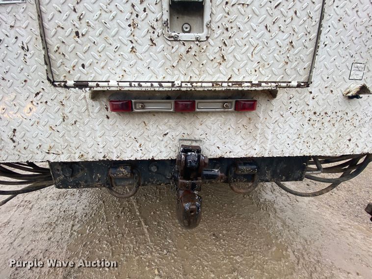 image for item HA9668 2004 International 7400  bucket truck