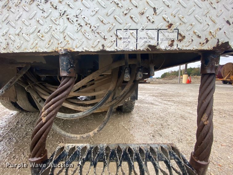 image for item HA9668 2004 International 7400  bucket truck