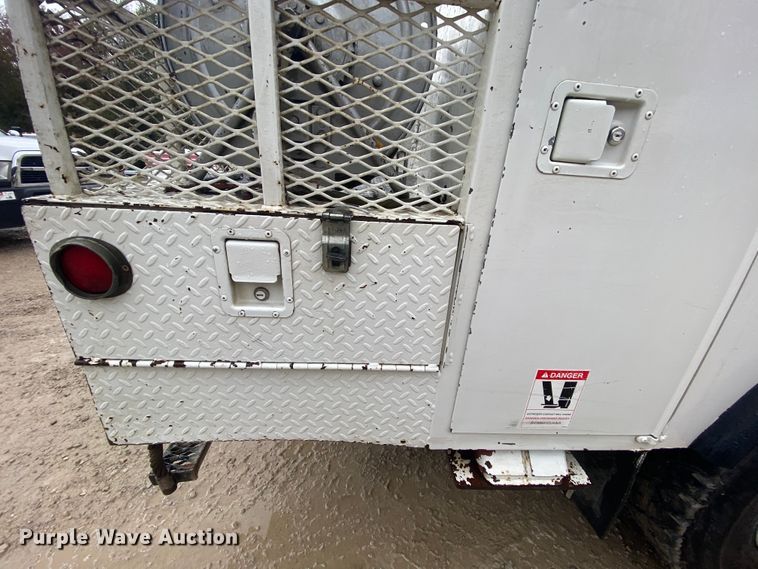 image for item HA9668 2004 International 7400  bucket truck