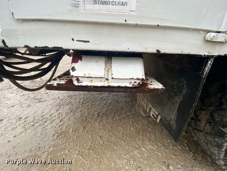 image for item HA9668 2004 International 7400  bucket truck