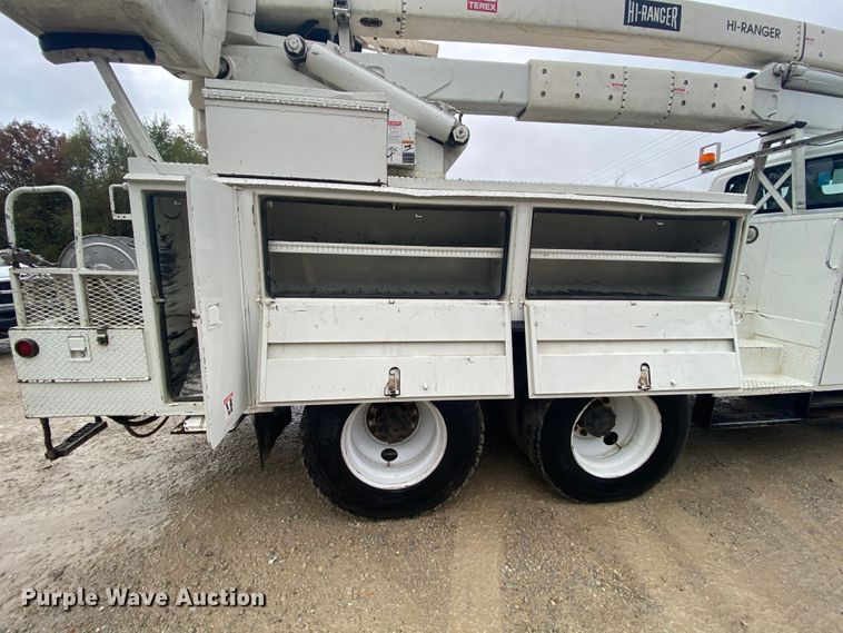 image for item HA9668 2004 International 7400  bucket truck
