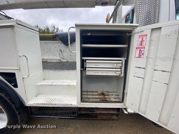 image for item HA9668 2004 International 7400  bucket truck