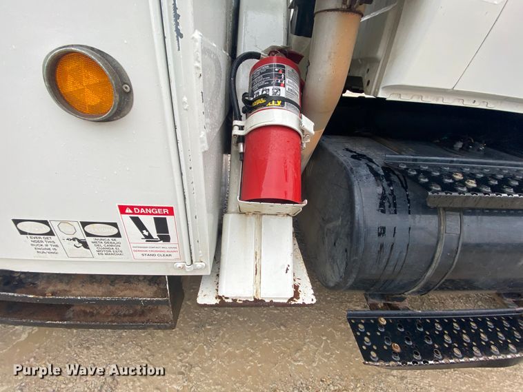 image for item HA9668 2004 International 7400  bucket truck