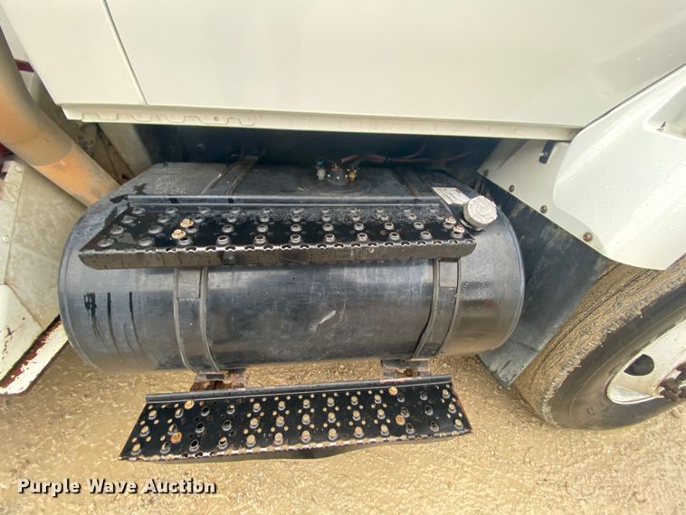 image for item HA9668 2004 International 7400  bucket truck