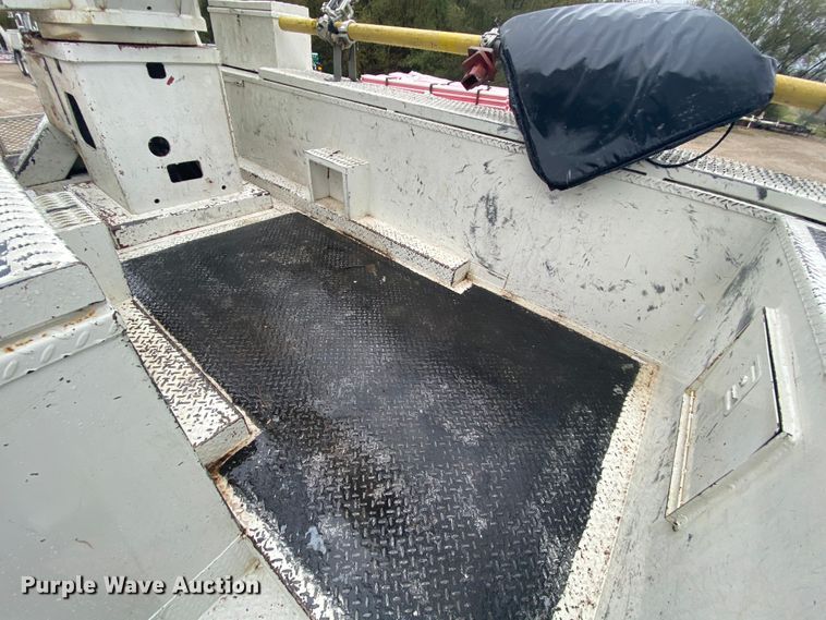 image for item HA9668 2004 International 7400  bucket truck