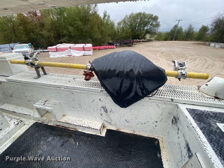 image for item HA9668 2004 International 7400  bucket truck