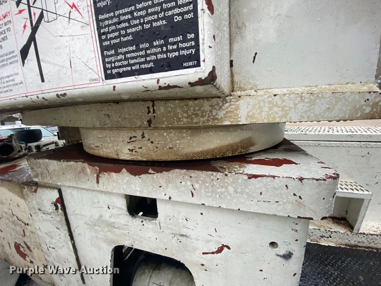 image for item HA9668 2004 International 7400  bucket truck