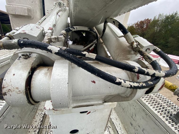 image for item HA9668 2004 International 7400  bucket truck