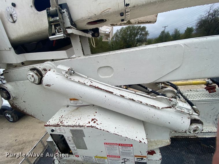 image for item HA9668 2004 International 7400  bucket truck