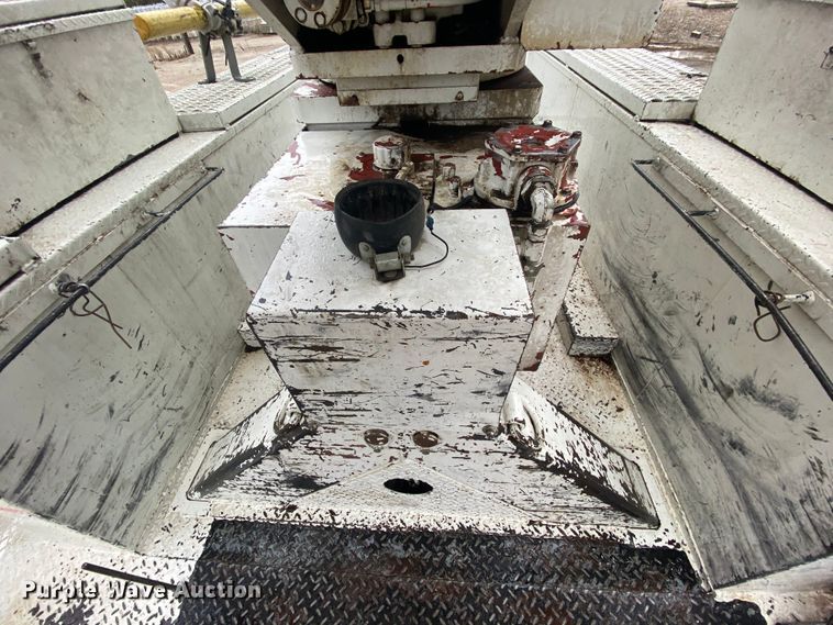 image for item HA9668 2004 International 7400  bucket truck