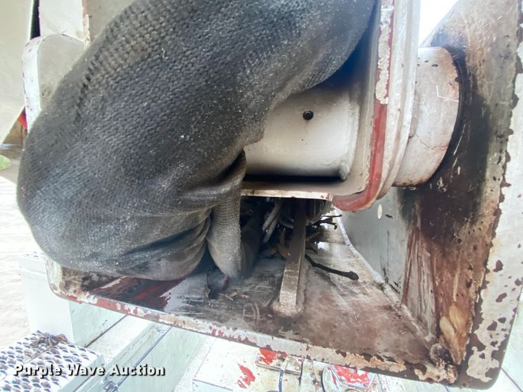 image for item HA9668 2004 International 7400  bucket truck