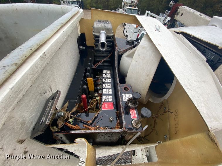 image for item HA9668 2004 International 7400  bucket truck