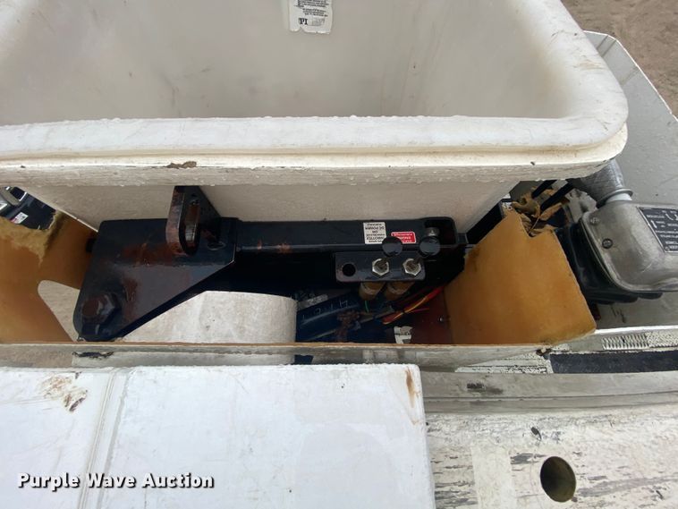 image for item HA9668 2004 International 7400  bucket truck