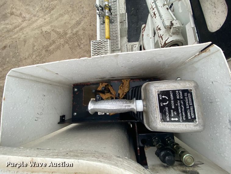 image for item HA9668 2004 International 7400  bucket truck