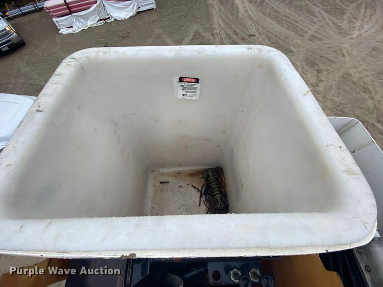 image for item HA9668 2004 International 7400  bucket truck