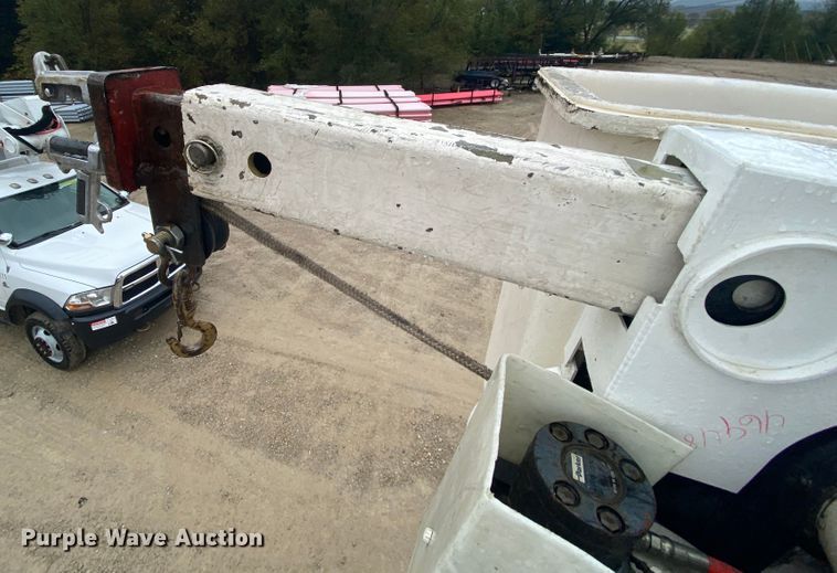 image for item HA9668 2004 International 7400  bucket truck