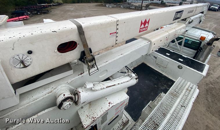 image for item HA9668 2004 International 7400  bucket truck