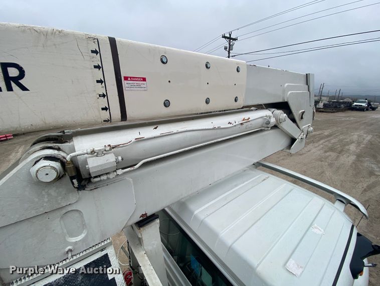 image for item HA9668 2004 International 7400  bucket truck