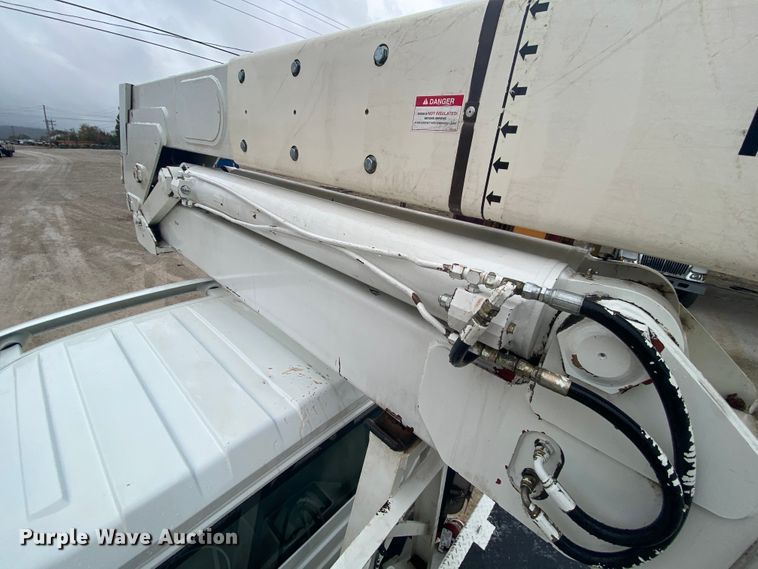 image for item HA9668 2004 International 7400  bucket truck
