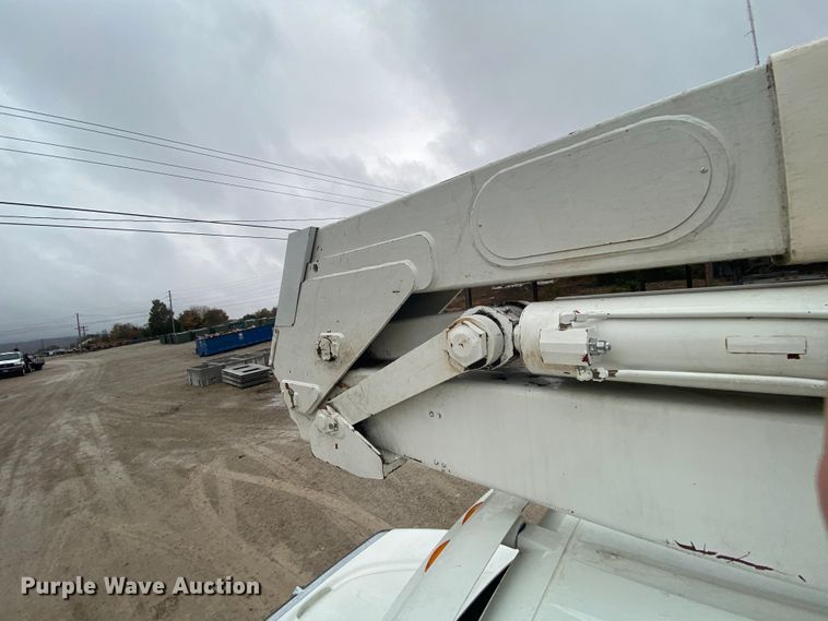 image for item HA9668 2004 International 7400  bucket truck