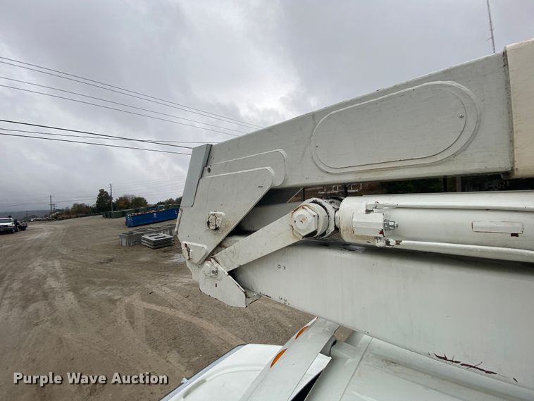 image for item HA9668 2004 International 7400  bucket truck