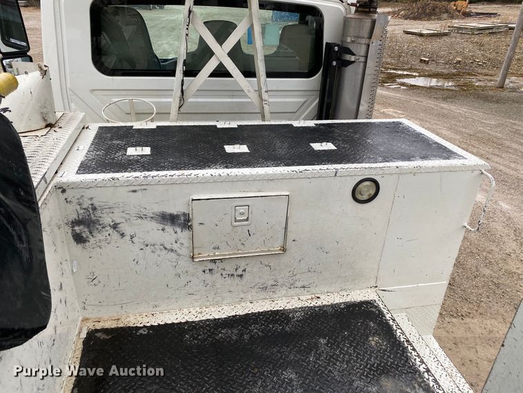 image for item HA9668 2004 International 7400  bucket truck