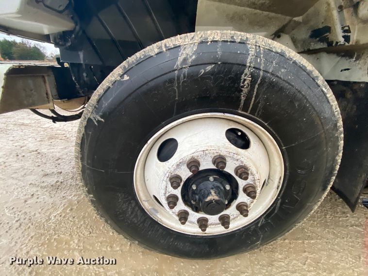 image for item HA9668 2004 International 7400  bucket truck