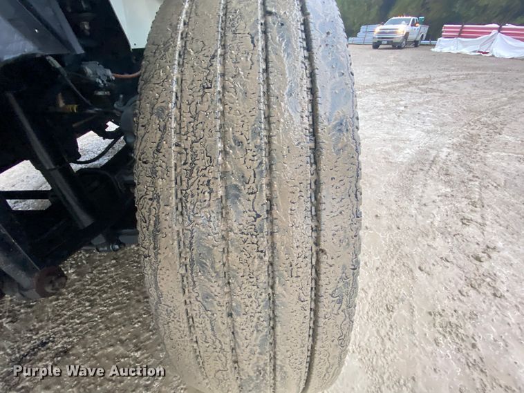 image for item HA9668 2004 International 7400  bucket truck