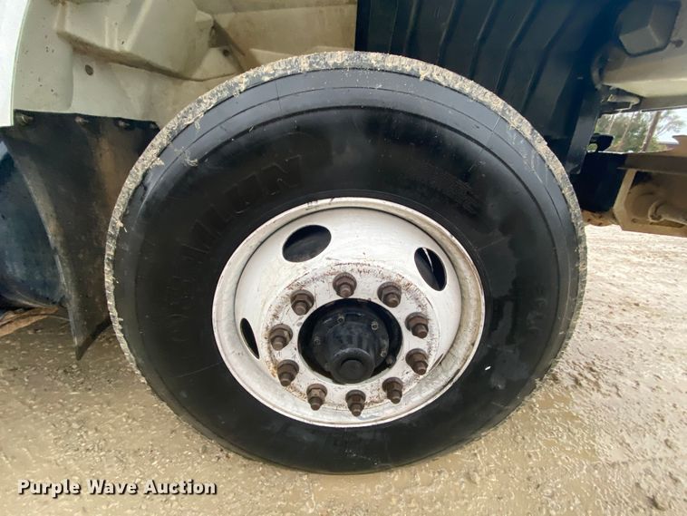 image for item HA9668 2004 International 7400  bucket truck