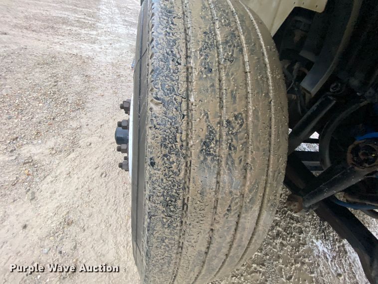 image for item HA9668 2004 International 7400  bucket truck