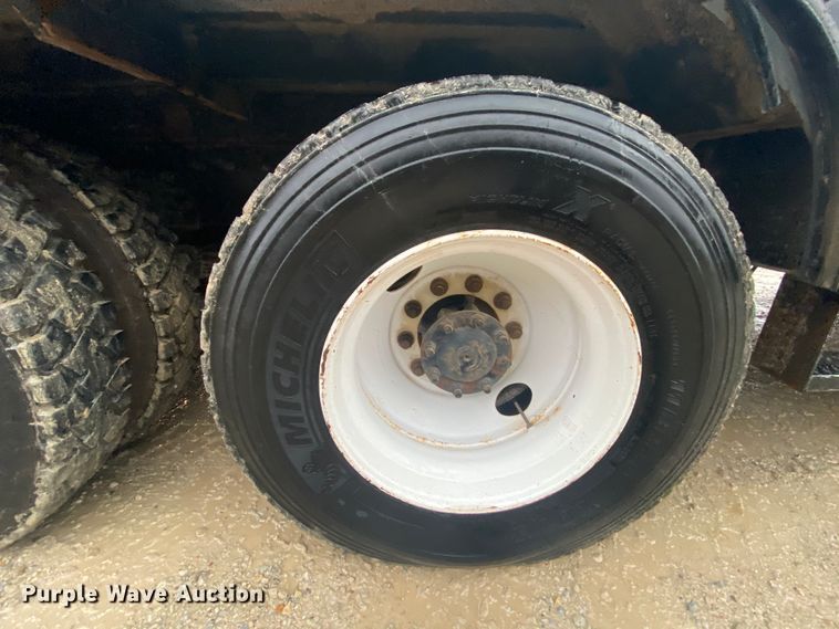 image for item HA9668 2004 International 7400  bucket truck