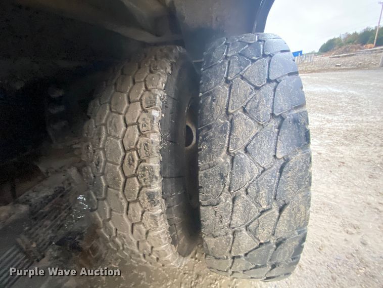 image for item HA9668 2004 International 7400  bucket truck