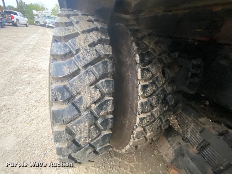 image for item HA9668 2004 International 7400  bucket truck