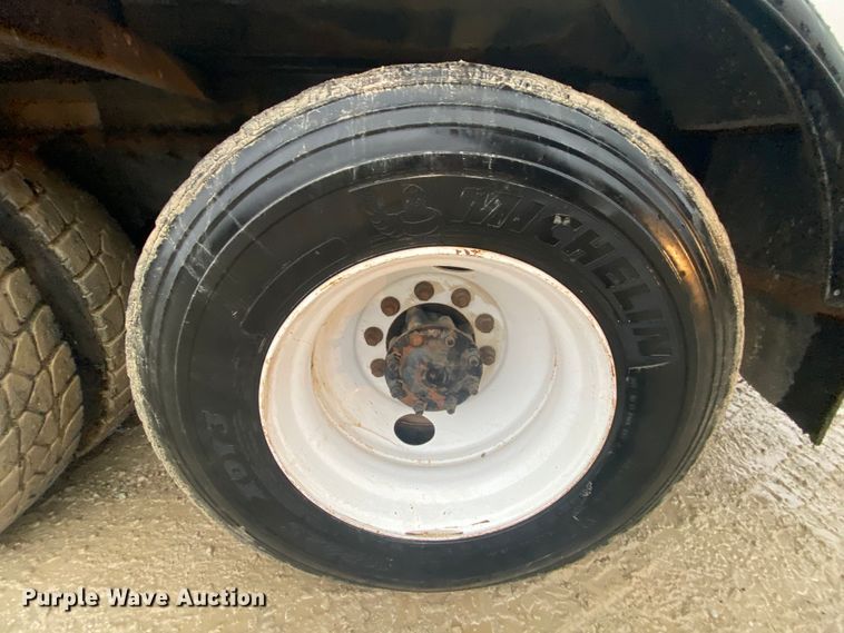 image for item HA9668 2004 International 7400  bucket truck