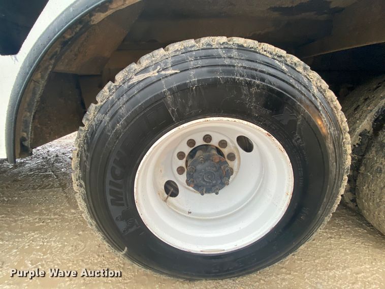 image for item HA9668 2004 International 7400  bucket truck