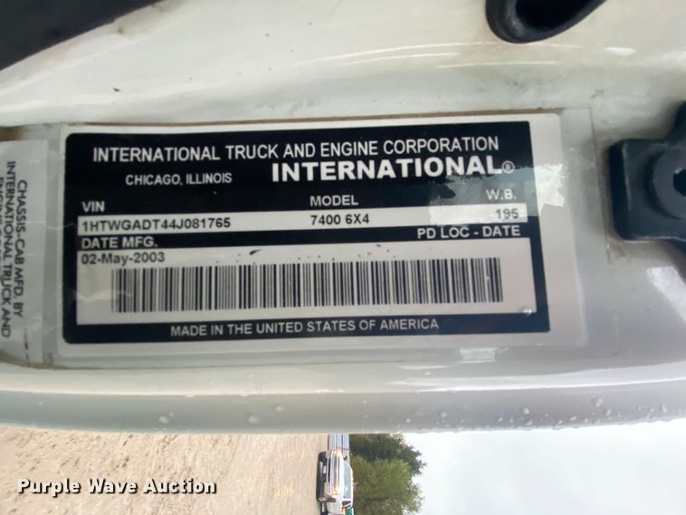 image for item HA9668 2004 International 7400  bucket truck
