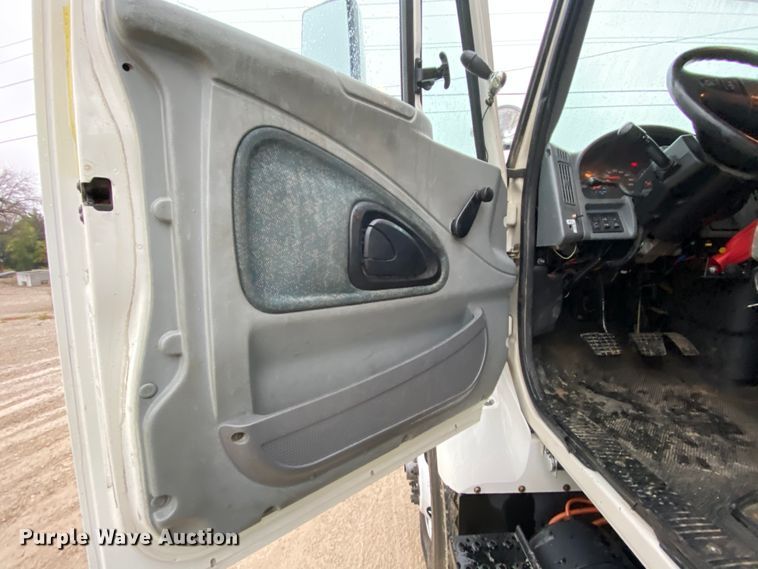 image for item HA9669 2005 International 7500  bucket truck