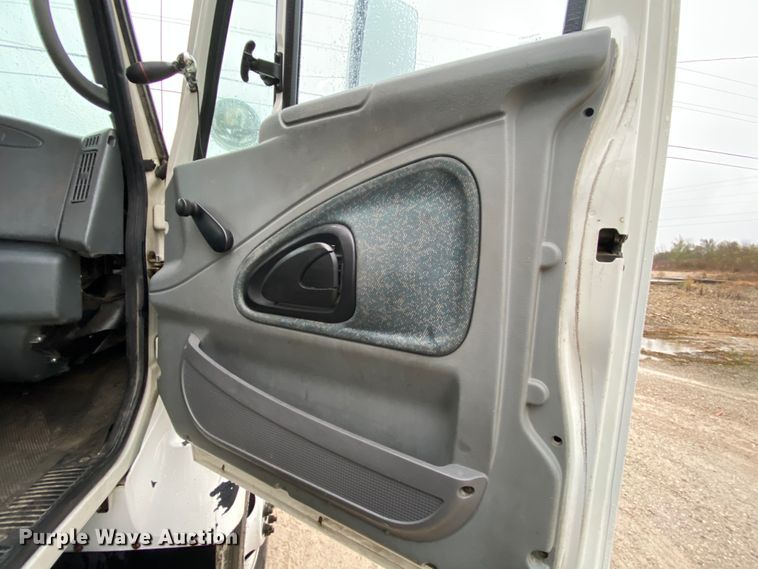 image for item HA9669 2005 International 7500  bucket truck