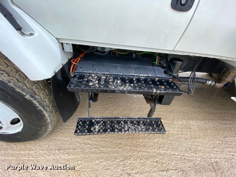 image for item HA9669 2005 International 7500  bucket truck