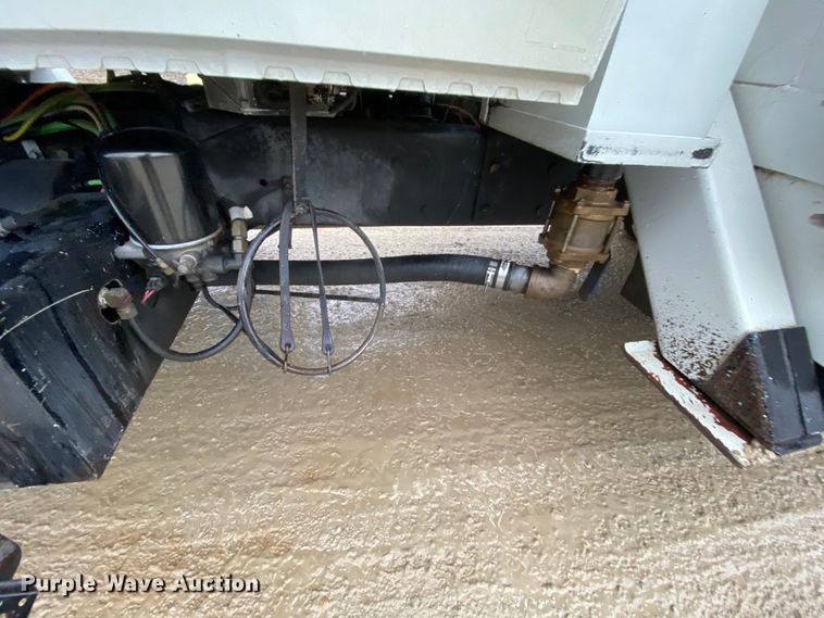 image for item HA9669 2005 International 7500  bucket truck